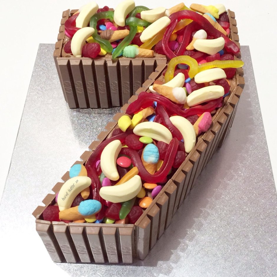 Торт цифра украшение конфетами