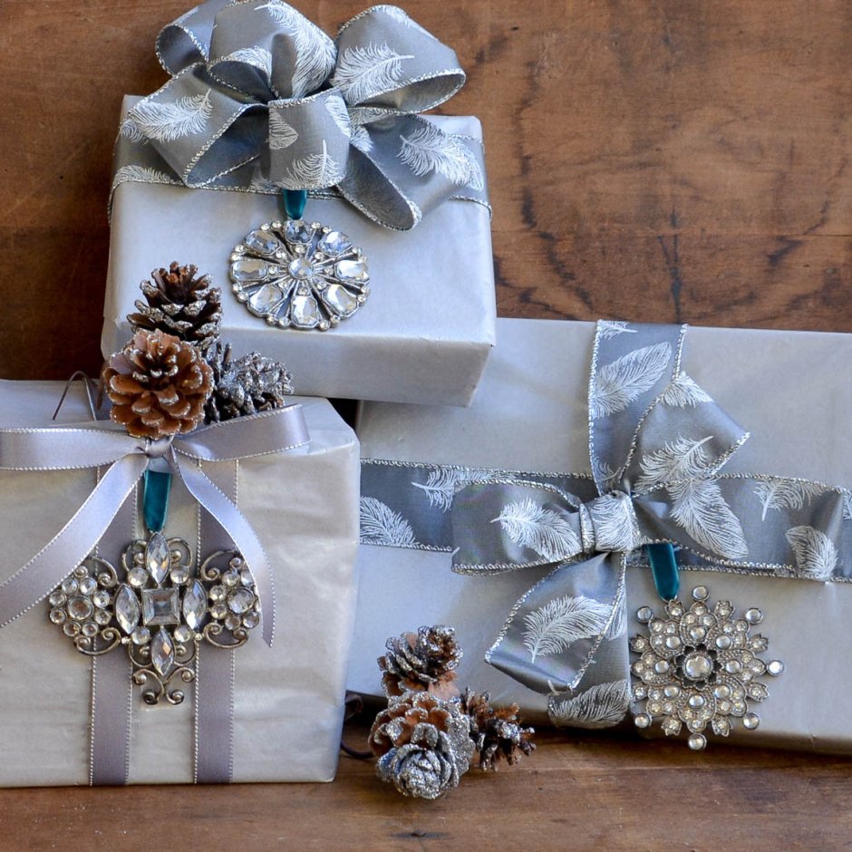 Идеи как упаковать подарок к новому году из серой бумаги и кружевами