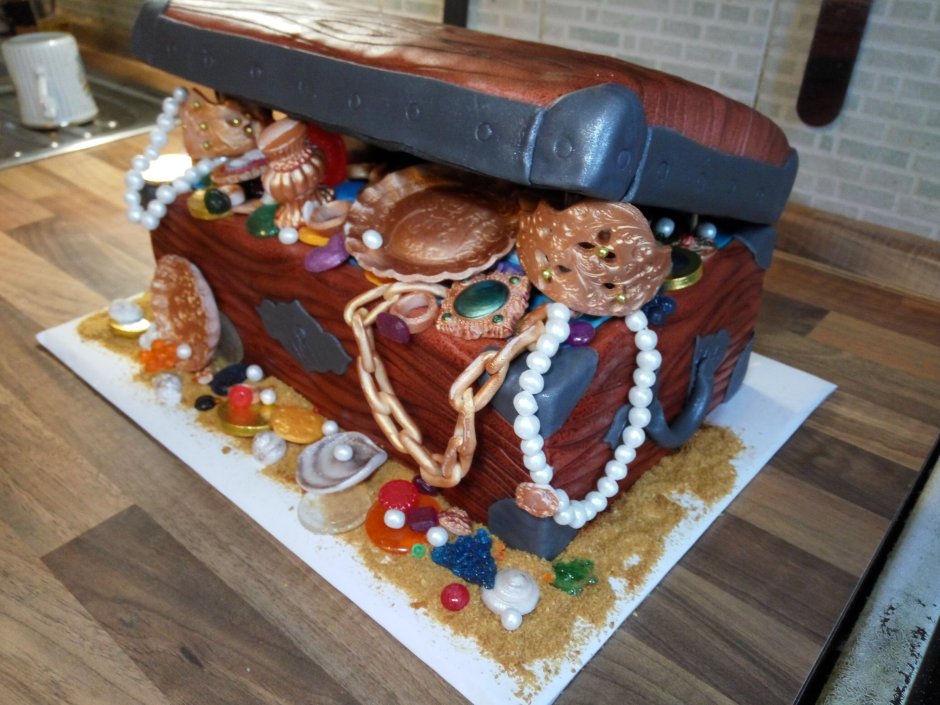 Торт в виде пиратского сундука с сокровищами