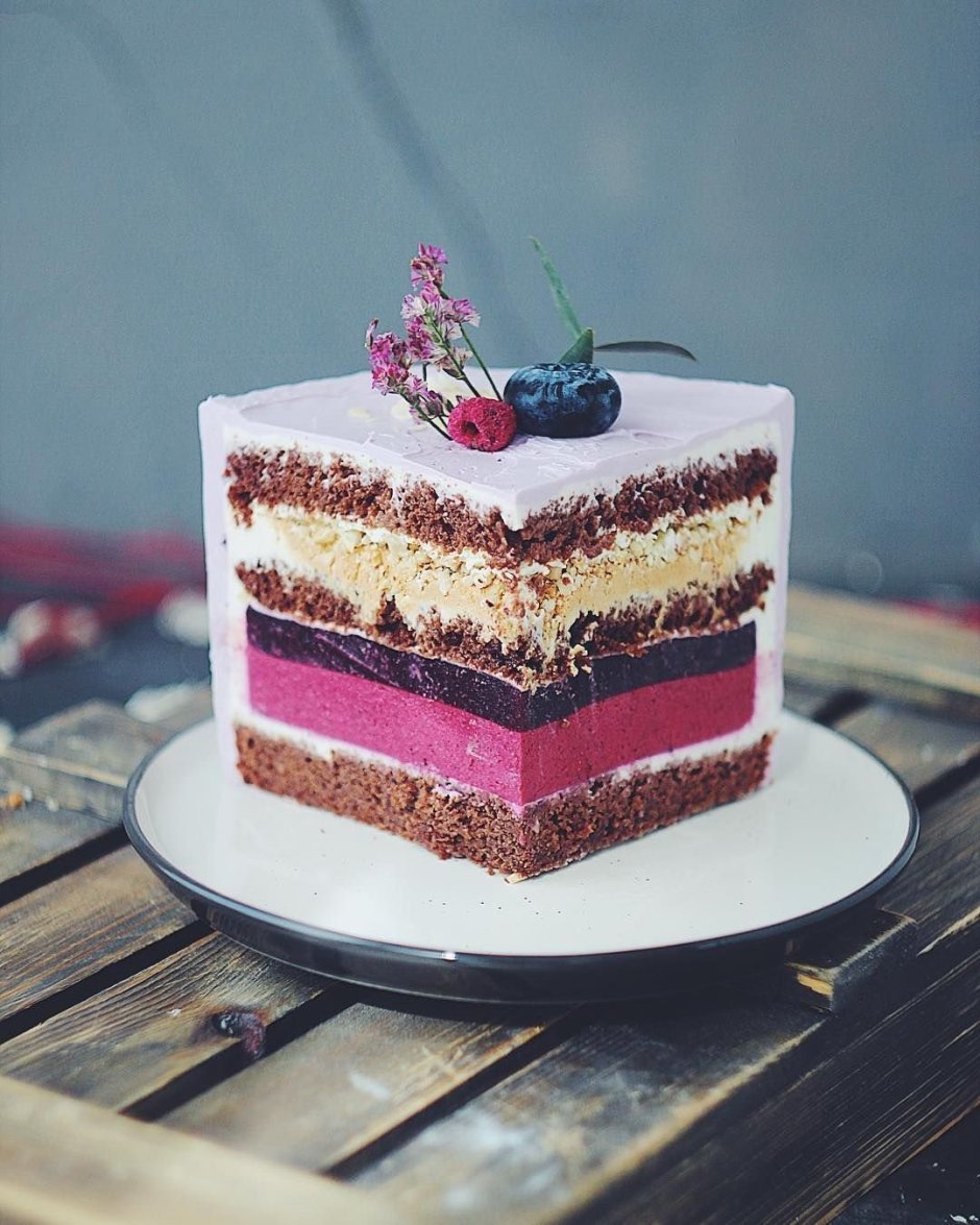 Двухцветный торт с кремом декор
