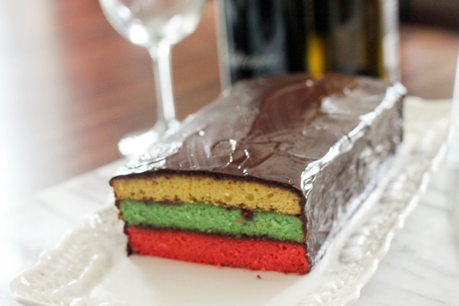 Украшение торта разноцветным кремом