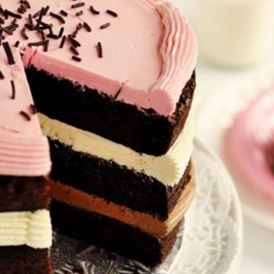 Торт розовый трехцветный