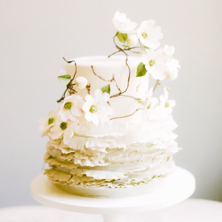 Свадебный торт с искусственными цветами