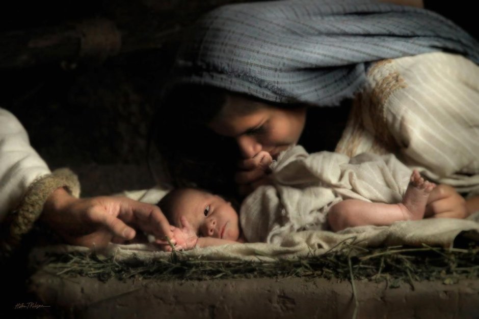 Мария Иосиф и младенец Иисус в хлеву