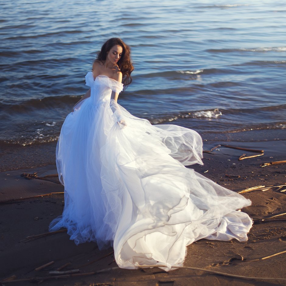 Свадебное платье развевается