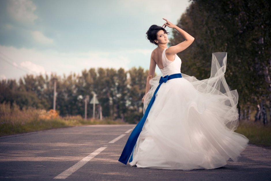 Белое свадебное платье и синие туфли