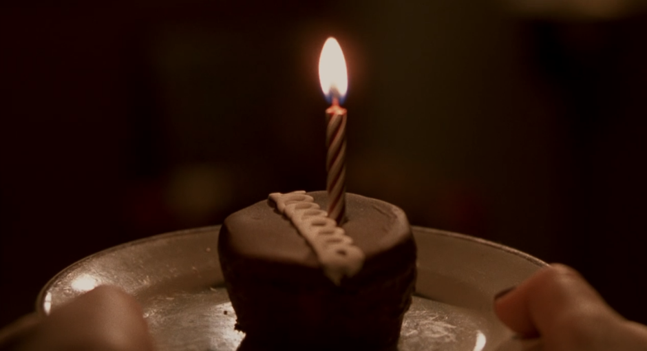 Кусок торта со свечой