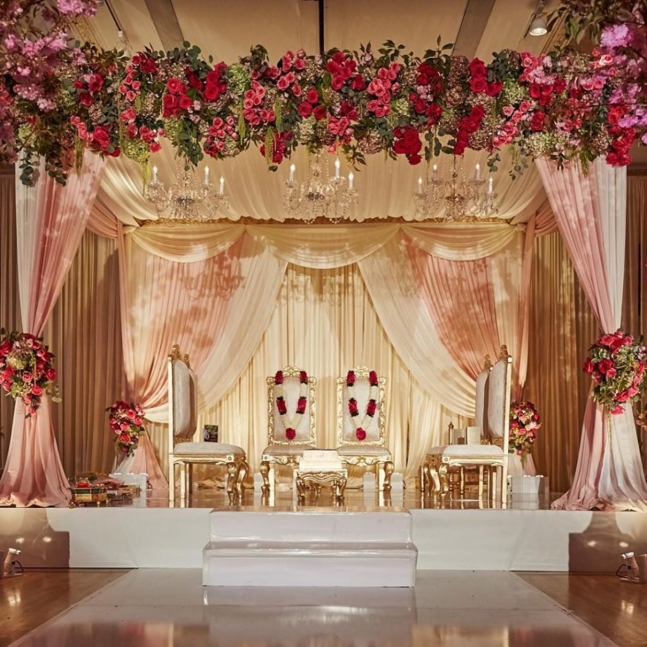 Красивое украшение свадебного зала