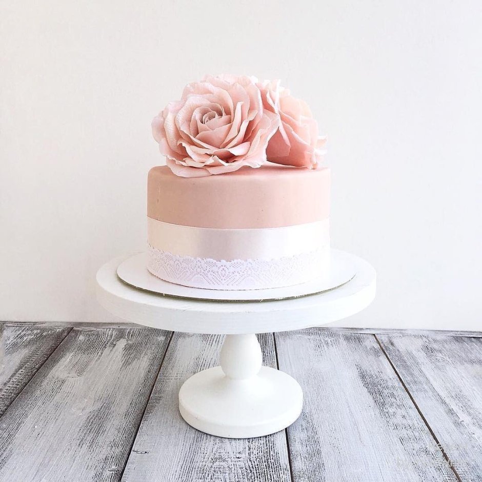Украсить торт двухъярусный с розами живыми