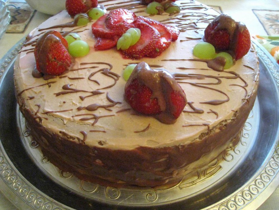 Торт из готовых коржей с ягодами и сметаной