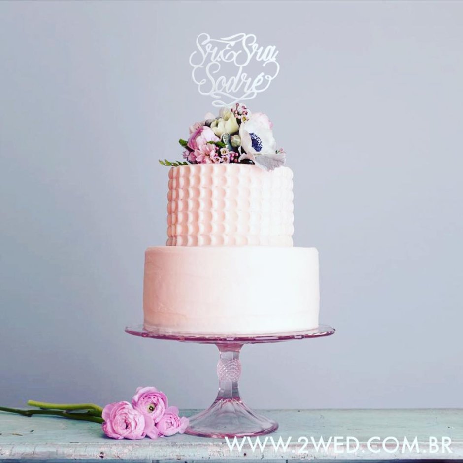 Многоярусный торт с живыми цветами