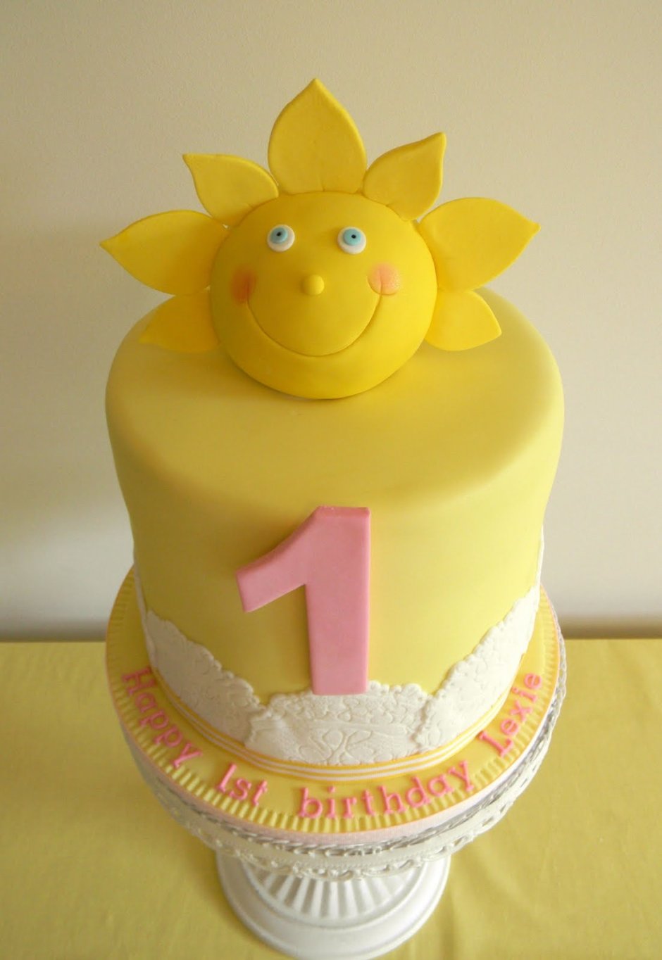 Тортик на годик желтый