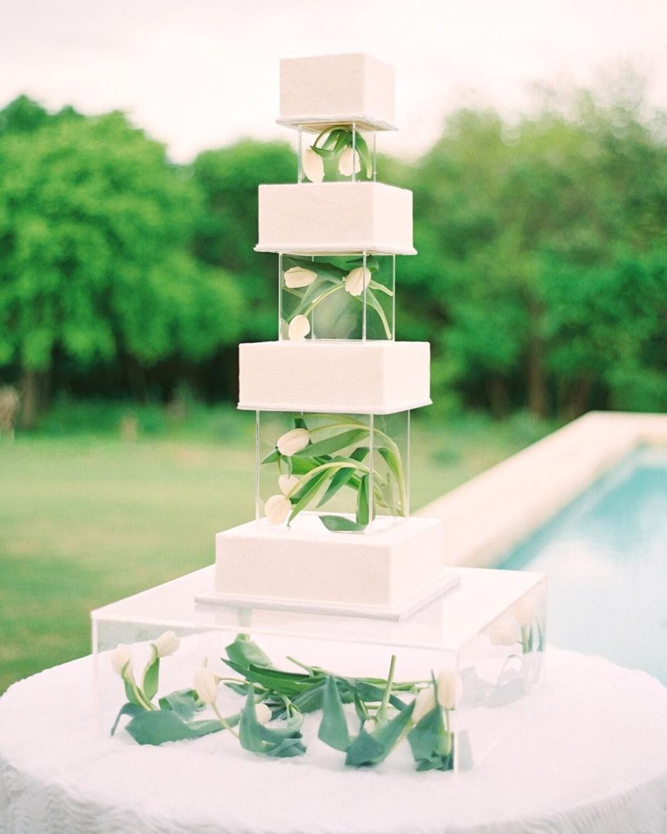 Свадебный торт двухъярусный на подставке