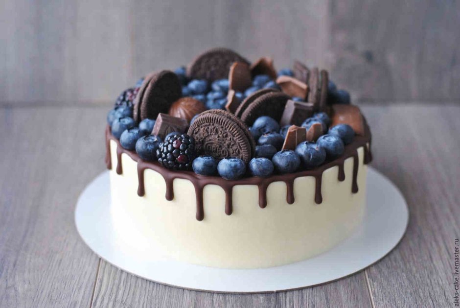 Украшение торта голубикой и шоколадками