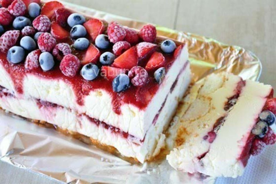 Спонж кейк со свежими ягодами и маскарпоне