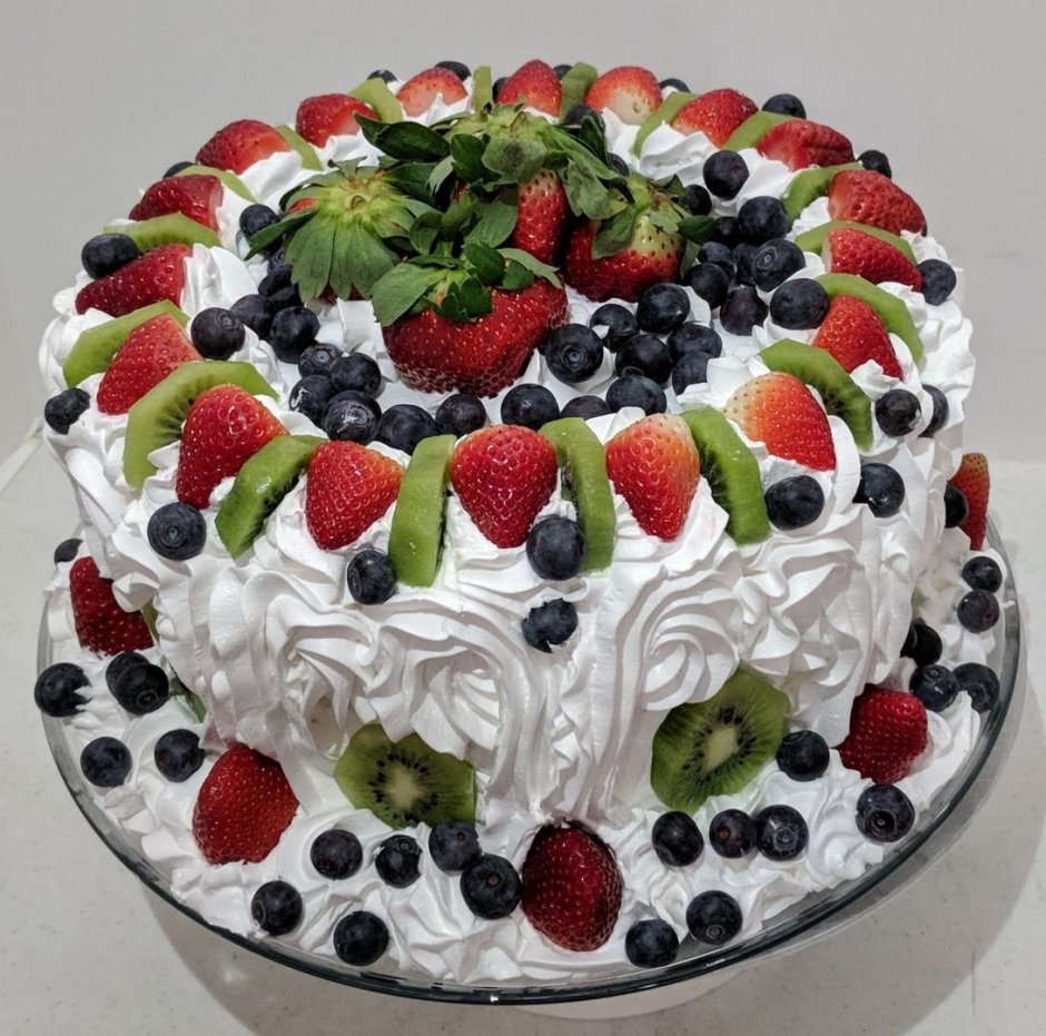 Торт с фруктами сверху