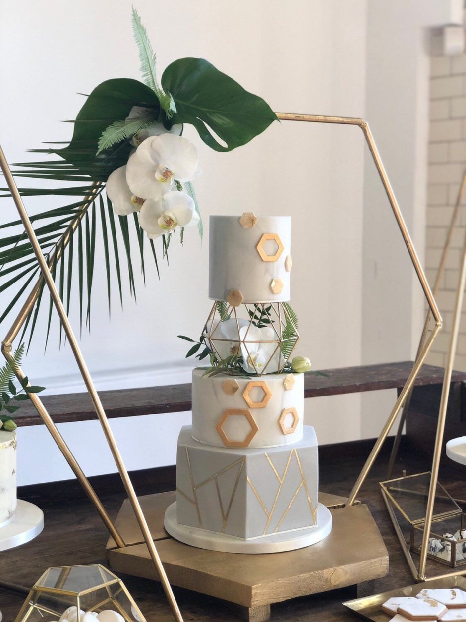 Свадебный торт с геометрической подставкой