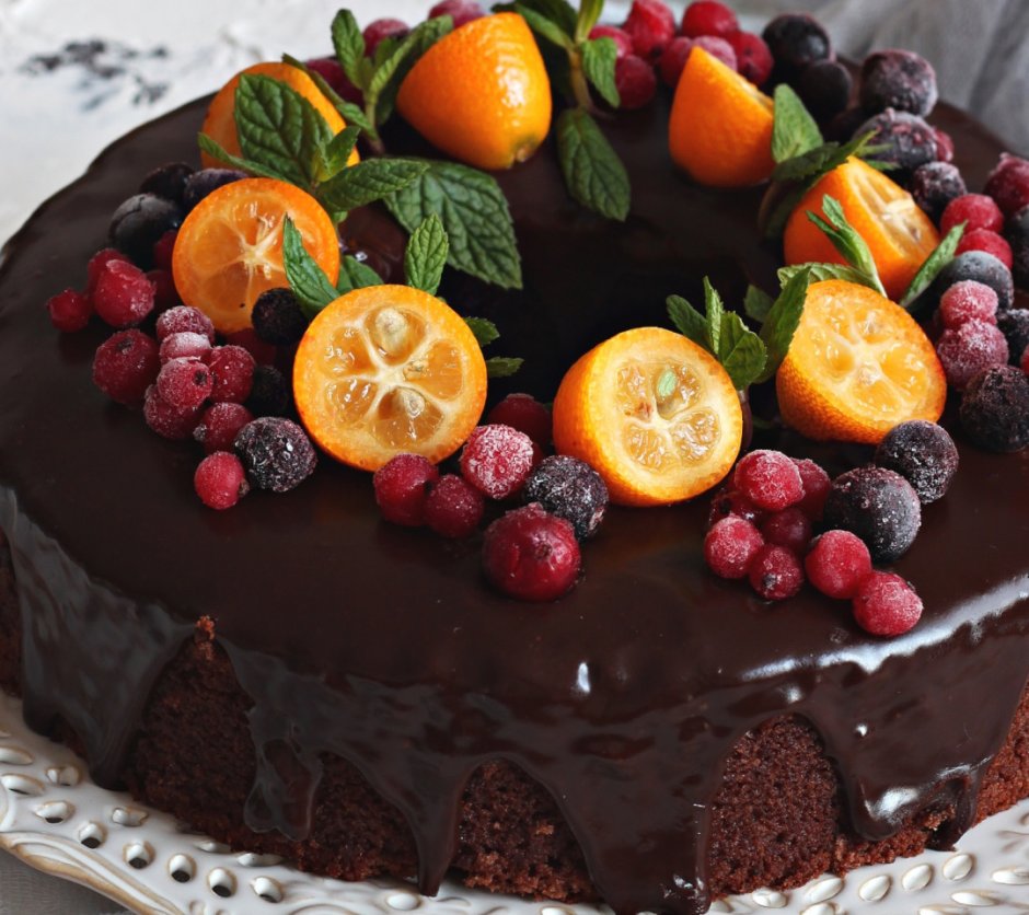 Красивый большой торт шоколадный фруктовый