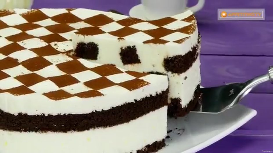 Торт в шахматном стиле с белым и молочным шоколадом