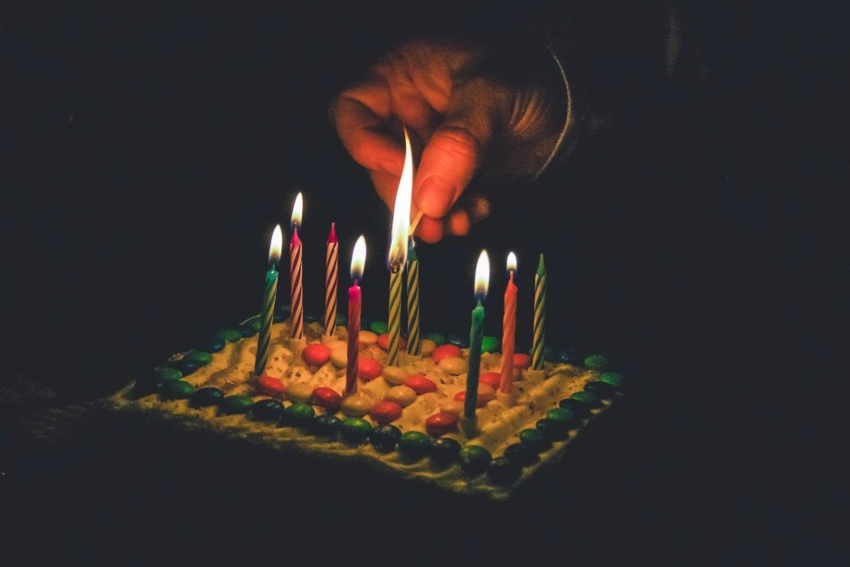 Торт со свечами в темноте
