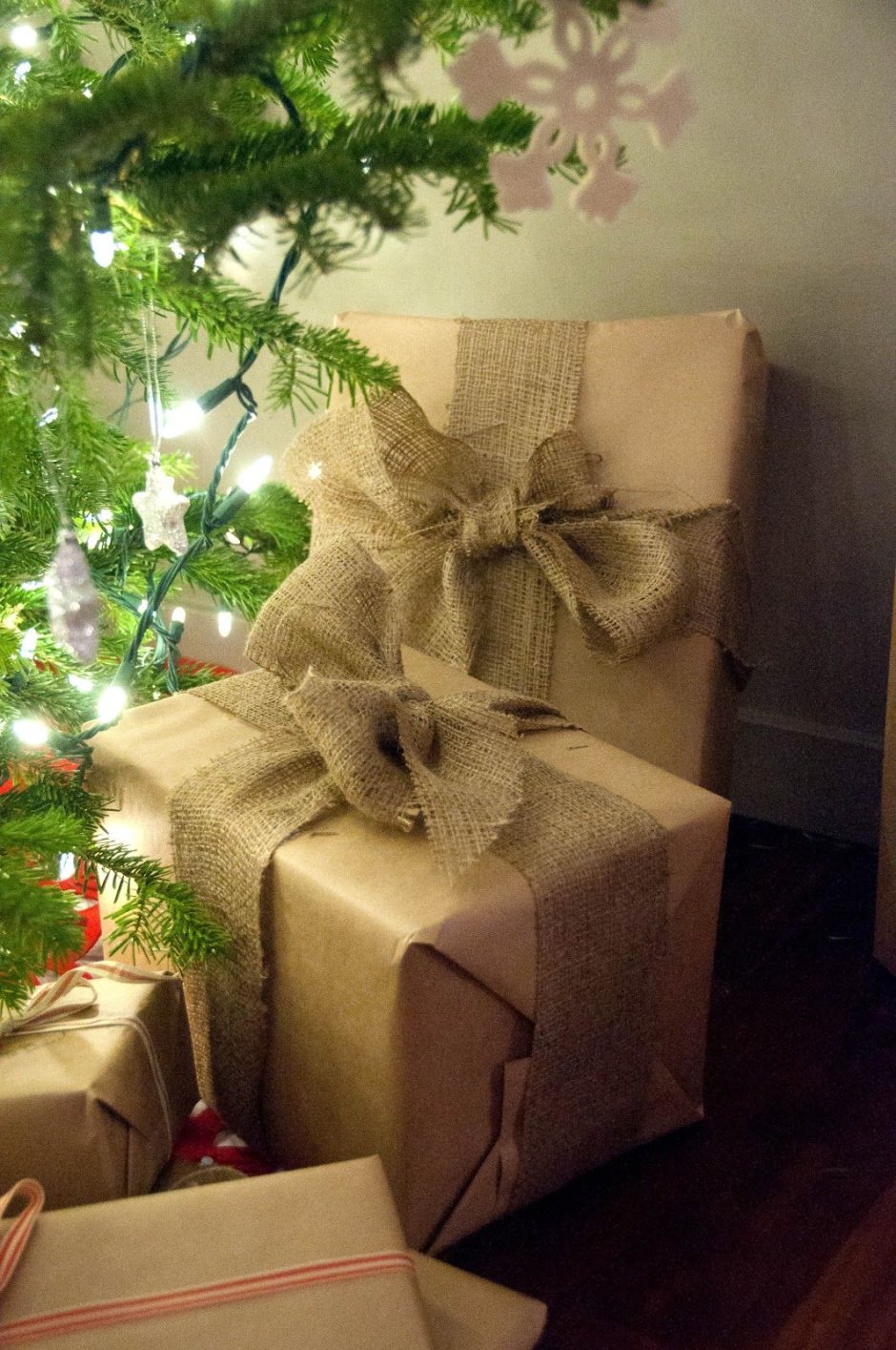 Коробки с подарками под елкой