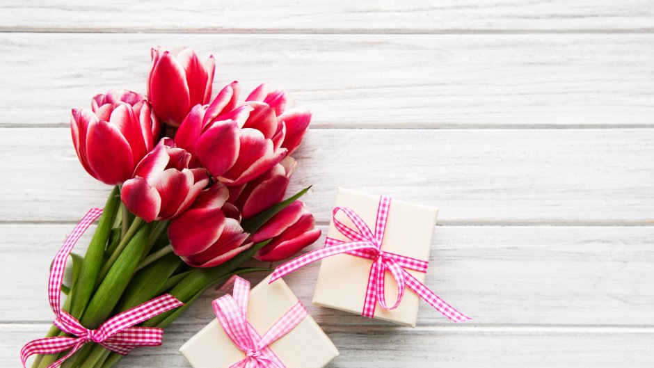 Букет тюльпанов и подарок