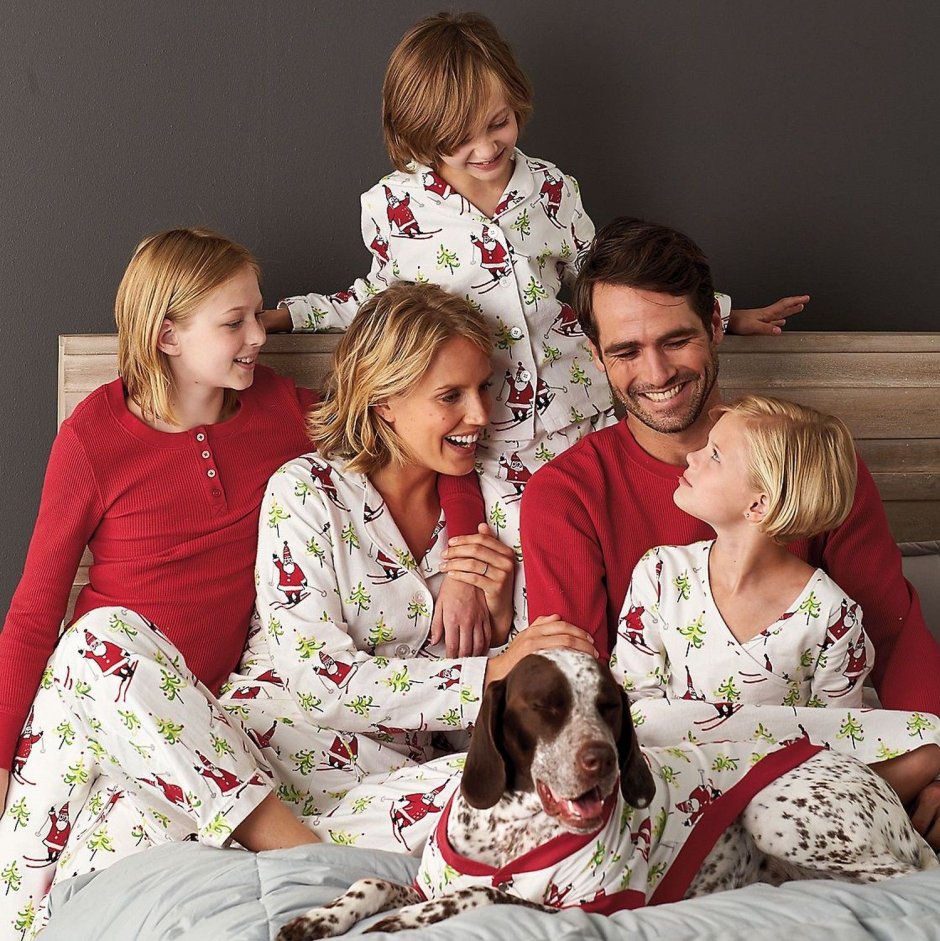 Семья в пижамах