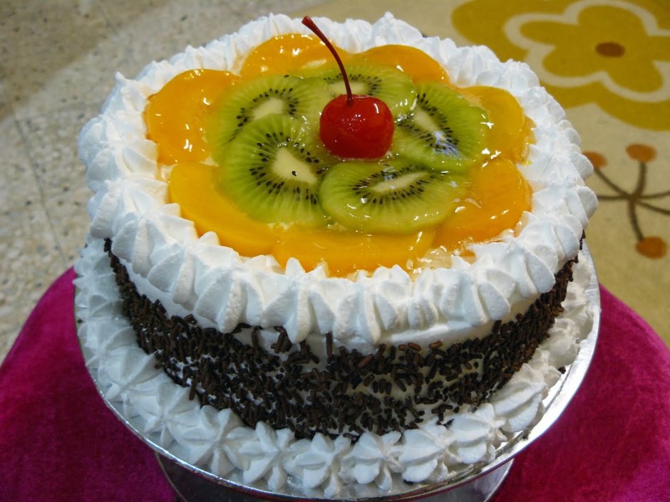 Украшаем бисквитный торт фруктами в домашних