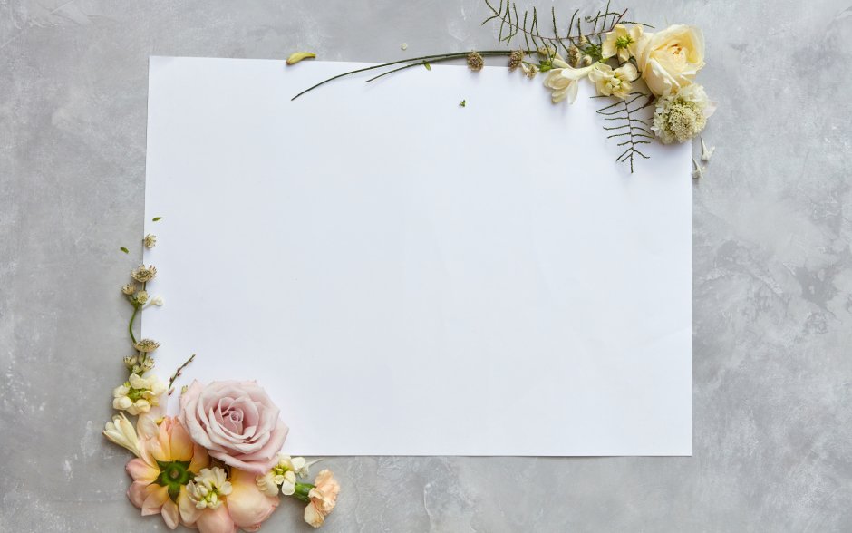 Лист бумаги на фоне цветов