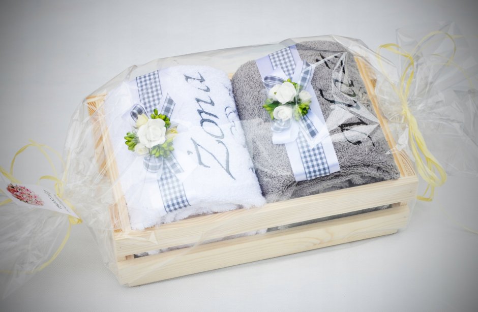 Упаковка подарка полотенец на свадьбу