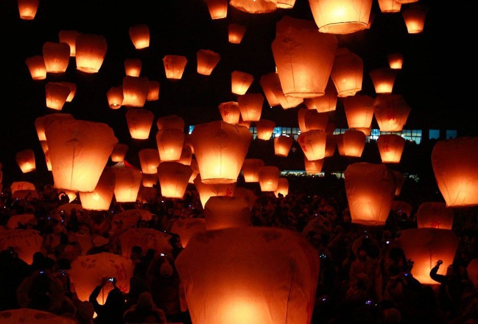 Китайские фонарики запускают фестиваль Китай