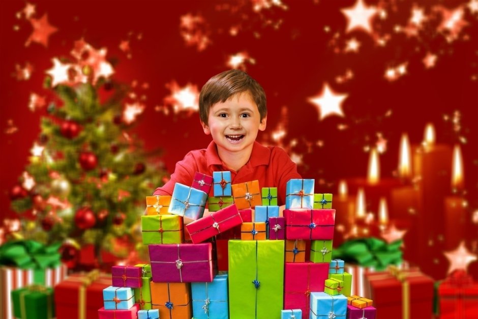 Мальчик ребенок с новогодними подарками
