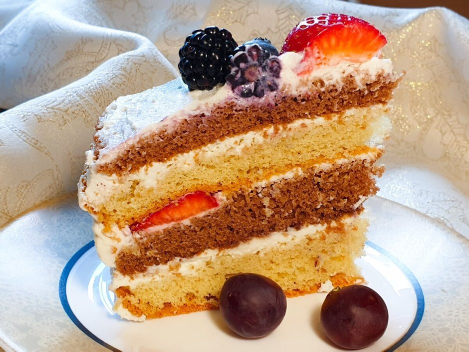 Бисквитный торт с ягодами и маскарпоне