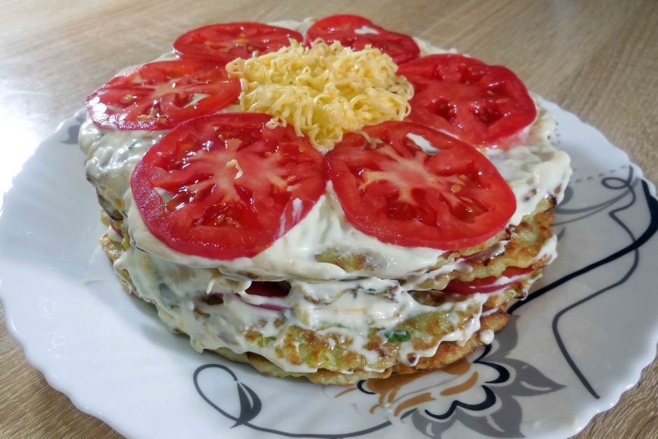 Кабачковый торт с помидорами и чесночным соусом