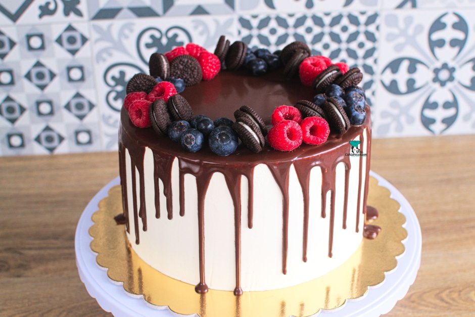 Украшение торта киви и шоколадом