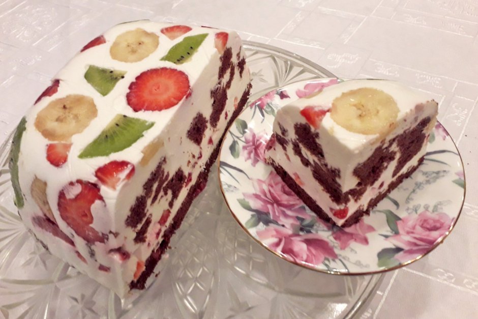 Торт без выпечки с фруктами и желатином и сметаной