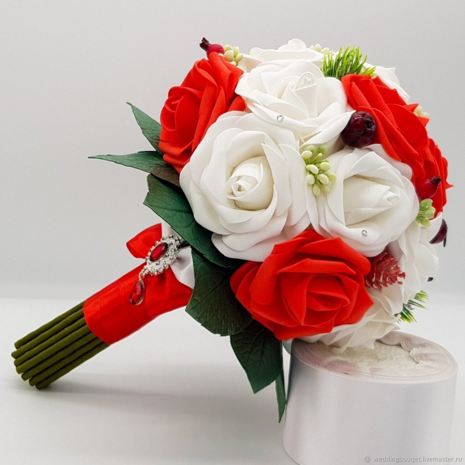 Букет невесты белый с красным пионовидные розы