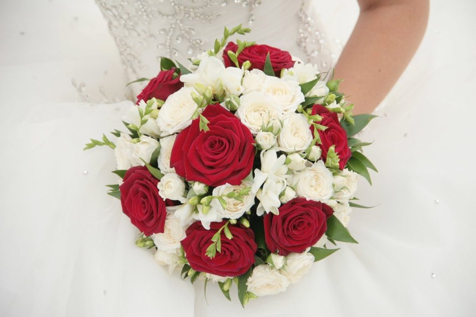 Букет невесты на свадьбу из кустовых красных роз фото