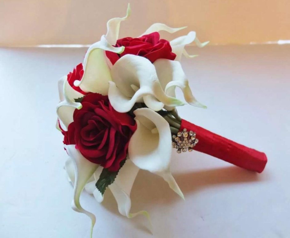 Свадебный букет с красными лилиями