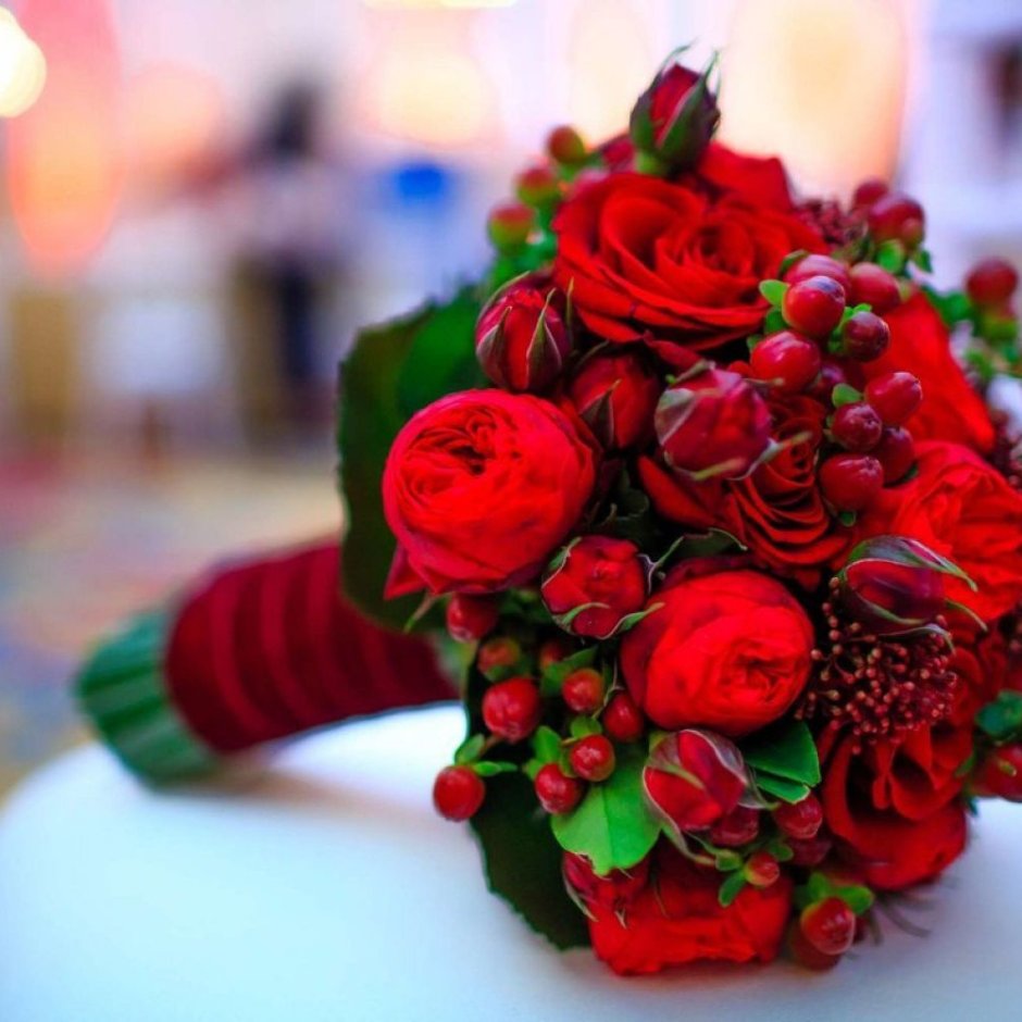 Свадебный букет из красных роз растрепыш