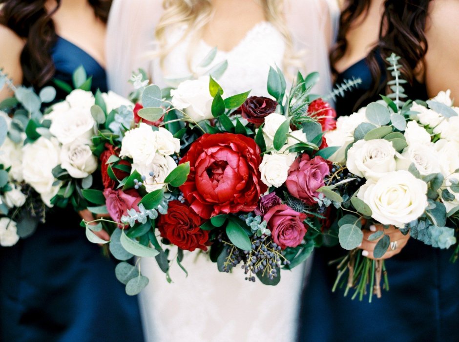Букет на свадьбу розы в бело Красном стиле