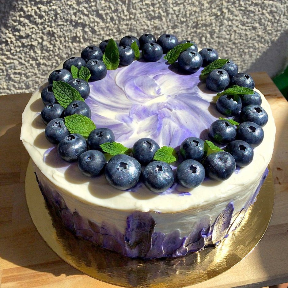 Песочный торт украшенный виноградом