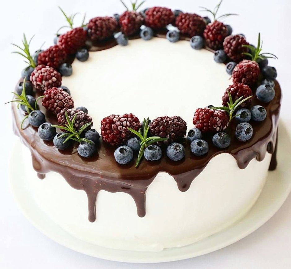 Декор торта виноградом
