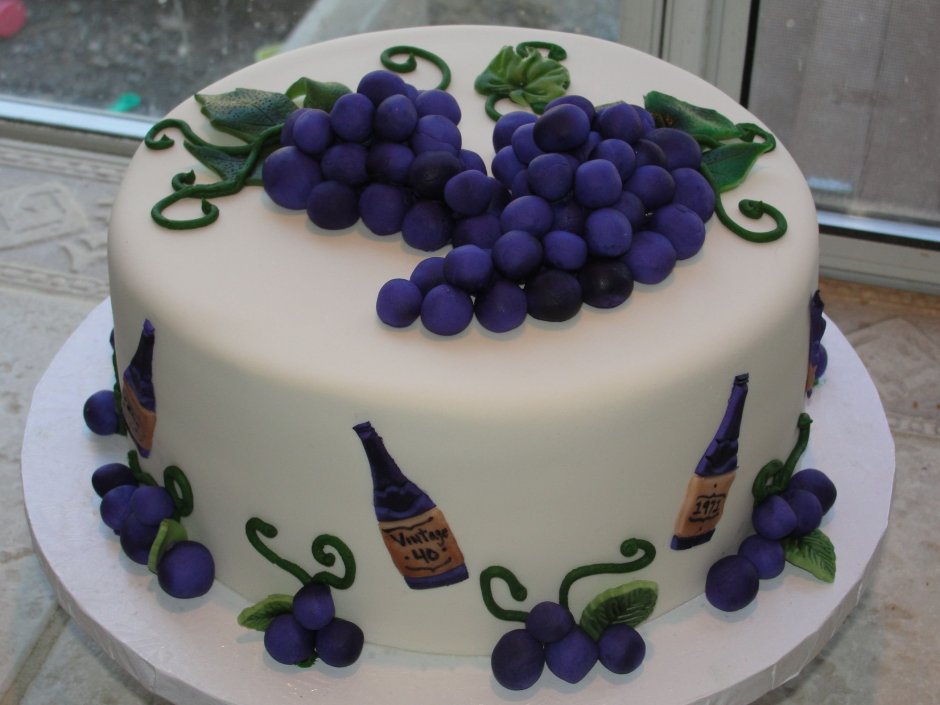 Торт корзина с виноградом