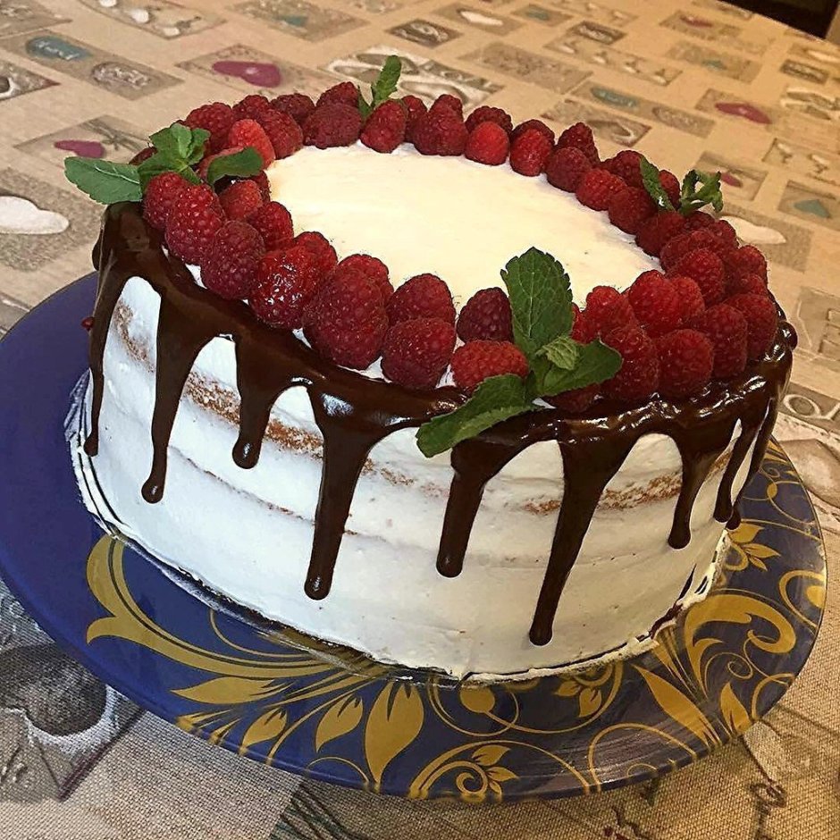 Торт украшенный голубикой и шоколадом
