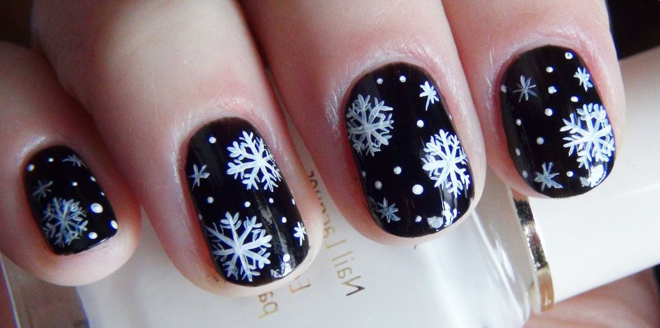 Черные ногти со снежинками