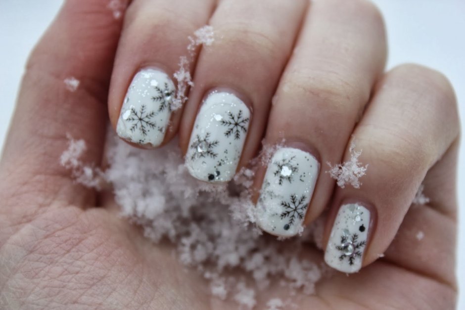 Белые ногти со снежинками