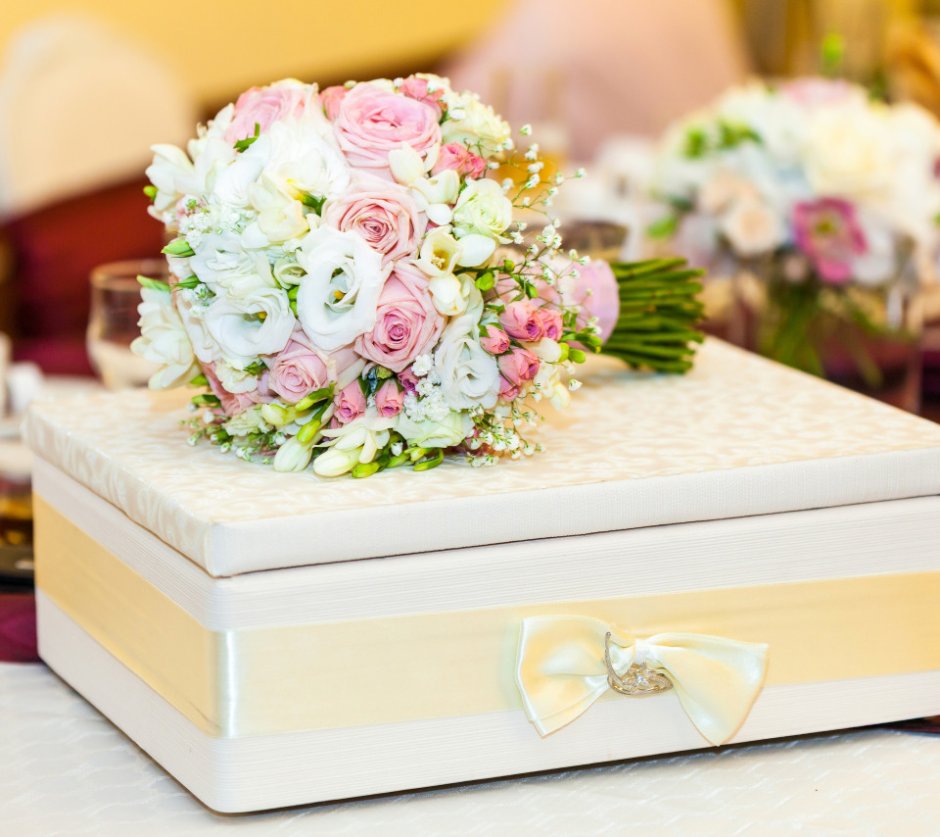 Нежный букет на свадьбу в подарок молодоженам на стол