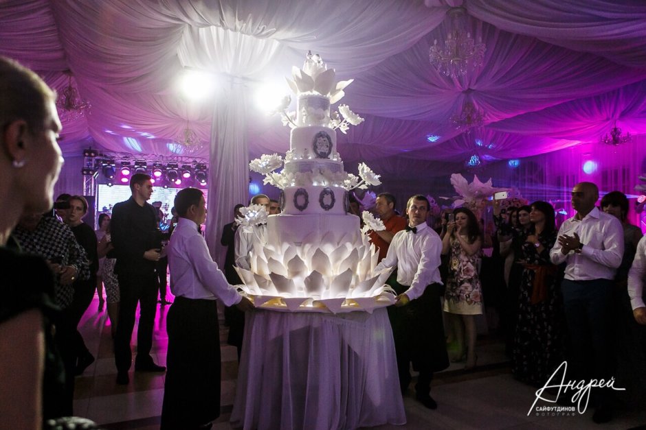 Вынос торта на свадьбе