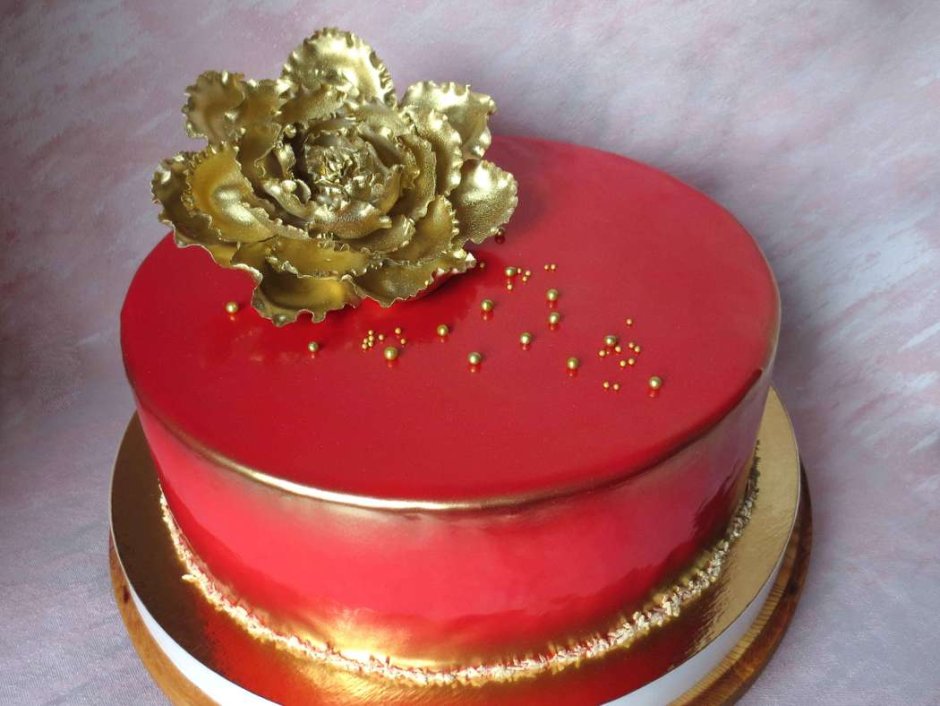 Красно золотой торт